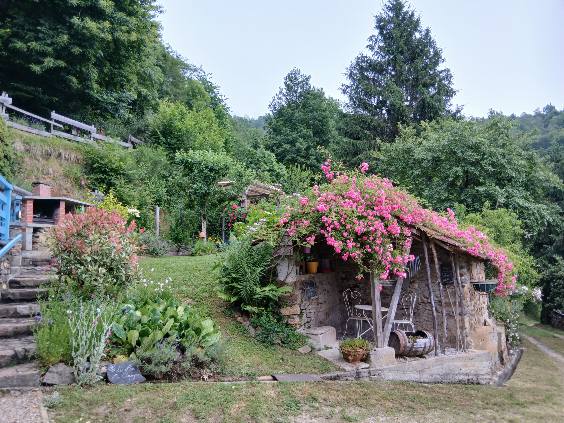 Façade du Gîte Enso de Jules au cœur du village d'Aleu en Ariège