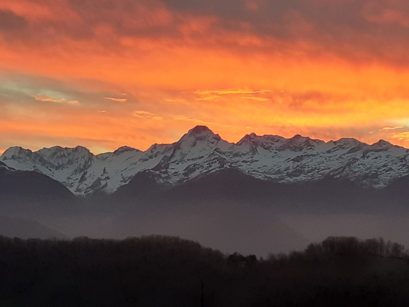 Vue du Gîte Enso de Jules niché dans les Pyrénées ariégeoises à Aleu