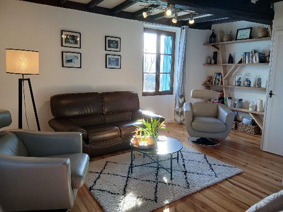 Salon séjour avec poêle à bois du Gîte Enso de Jules