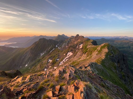 Crête des Pyrénées au lever du soleil, vue depuis Aleu Ariège