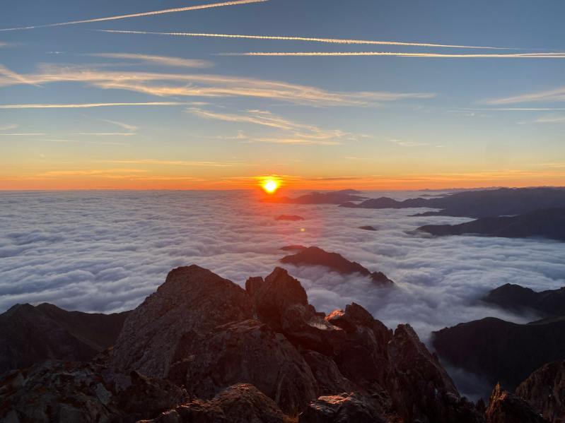 Lever de soleil spectaculaire sur la mer de nuages, Ariège